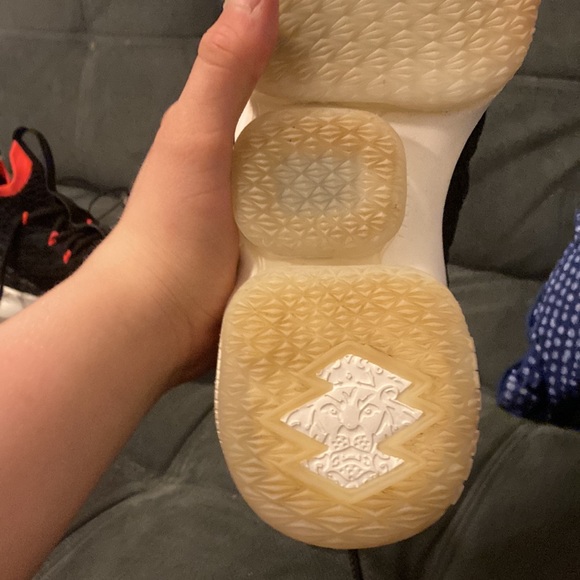 Lebron 15s size 6 youth - Picture 3 of 3